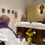 Vaticano divulga nova foto de Papa Francisco e fala da saúde do líder religioso