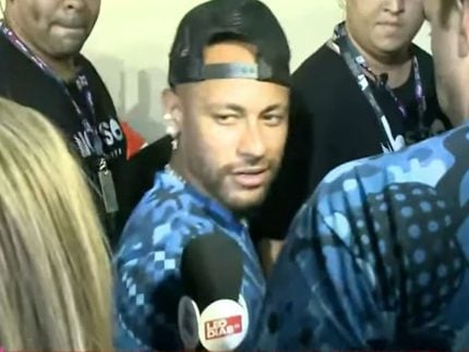 Neymar entra ao vivo com a LeoDias TV na Sapucaí: “Vim curtir o Carnaval”