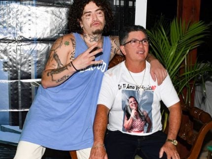 Em meio à internação, pai de Whindersson posta foto com o filho e fala sobre fé