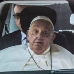 Papa Francisco aparece em público pela primeira vez após alta hospitalar