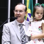 Deputados homenageiam Dia da Síndrome de Down com apelo por inclusão