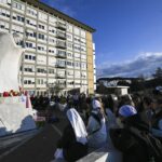 Papa Francisco agradece apoio em meio à internação por pneumonia