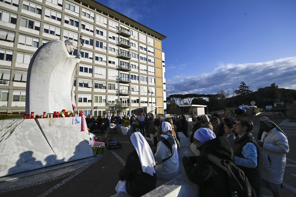 Papa Francisco agradece apoio em meio à internação por pneumonia