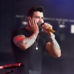 Gusttavo Lima é condenado a pagar R$ 70 mil por danos morais devido a número de telefone em música