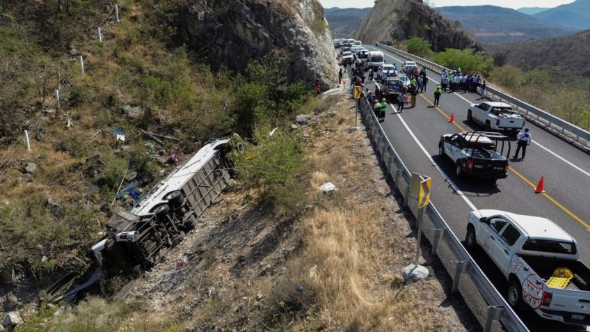 Ônibus capota e deixa 18 mortos no México