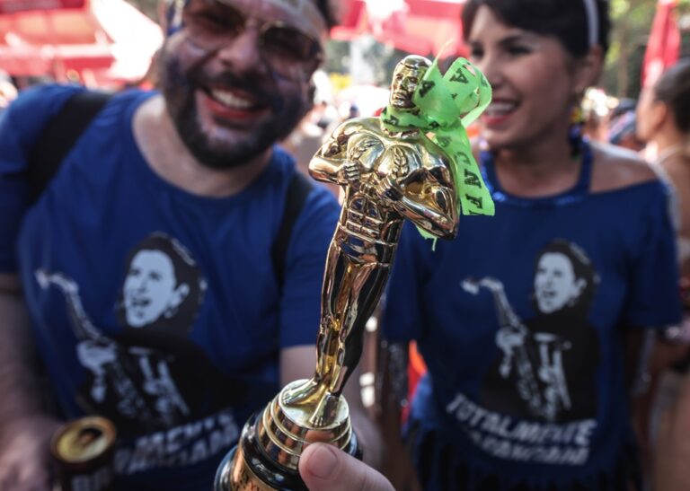 Fernanda Torres se torna símbolo de protesto no Carnaval após derrota no Oscar