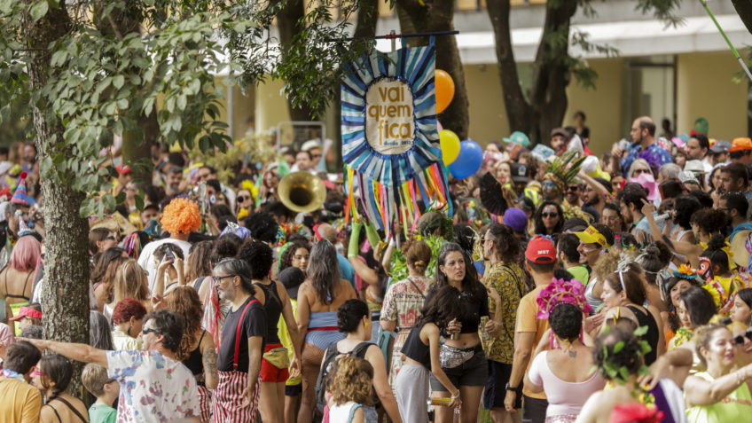 Carnaval impulsiona casos de covid-19 no Brasil