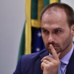 Deputado dos EUA apoia Eduardo Bolsonaro e propõe sanções contra Alexandre de Moraes