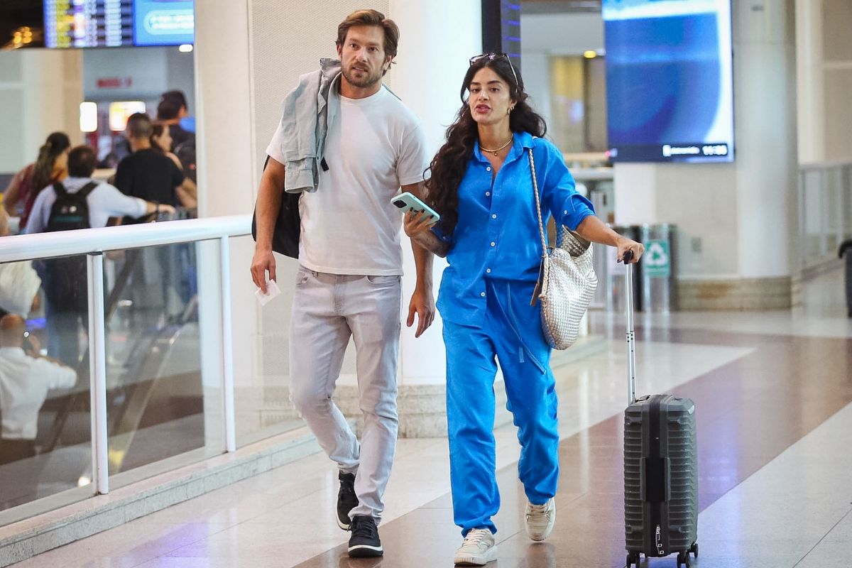 Aline Campos surge em aeroporto após cirurgia