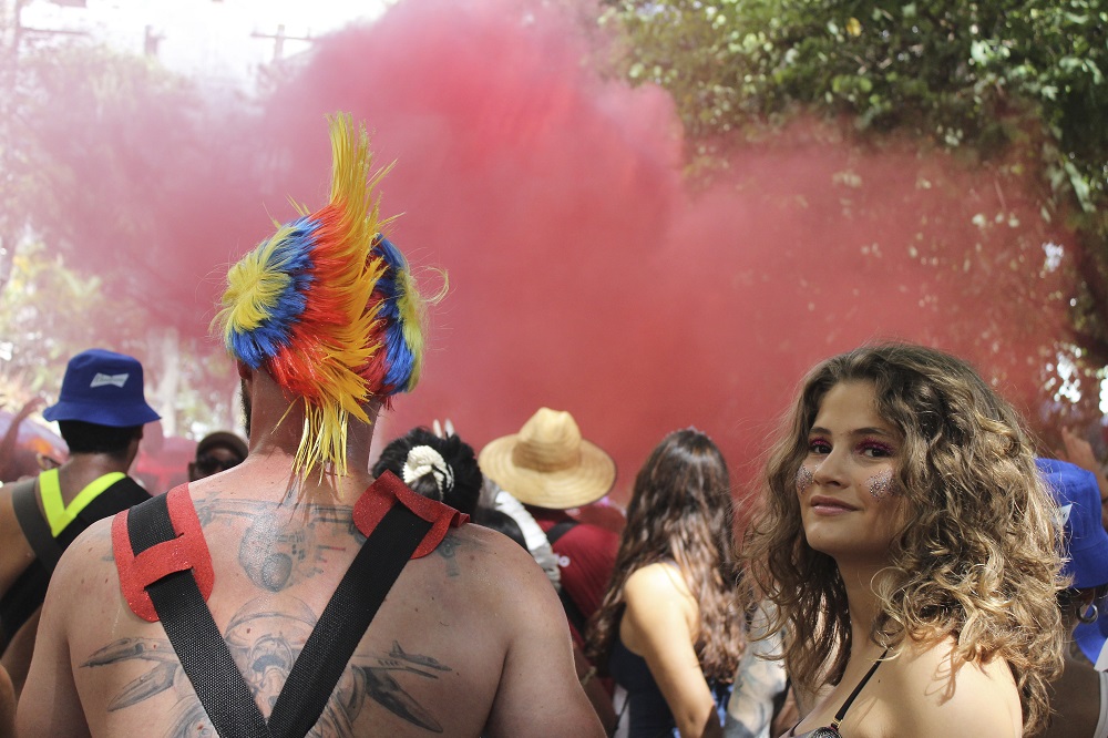 Entre o caos e a farmácia, uma odisseia carnavalesca