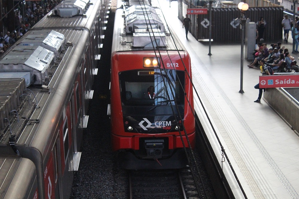 Adolescente pula muro de estação da CPTM para pegar bola e morre atropelado por trem