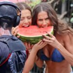 Deborah Secco e Beatriz Reis devoram melancia em gravação