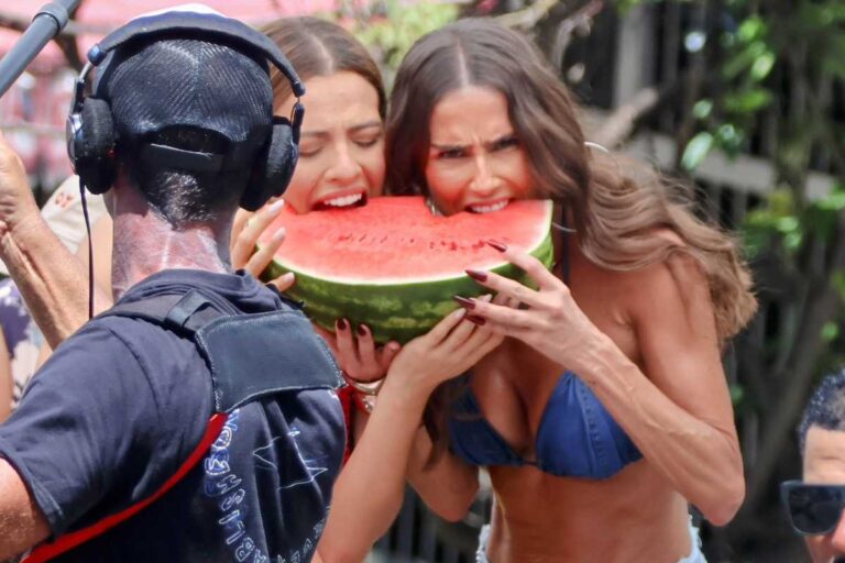 Deborah Secco e Beatriz Reis devoram melancia em gravação