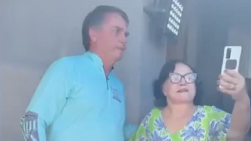 Bolsonaro recebe apoiadores em sua casa no sábado de Carnaval