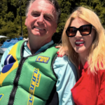 Bolsonaro anda de jet ski e para em barco com Val Malchiori