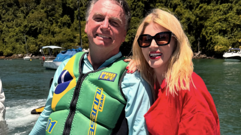 Bolsonaro anda de jet ski e para em barco com Val Malchiori