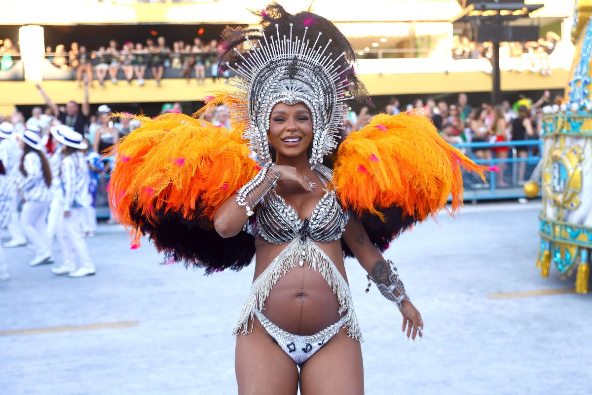 Brunna Gonçalves é pura energia no desfile da campeã, Beija-Flor