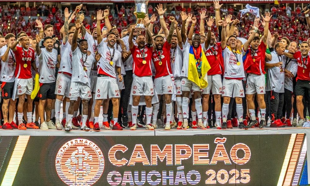 Internacional conquista 46ª taça do Campeonato Gaúcho e encerra hegemonia do Grêmio