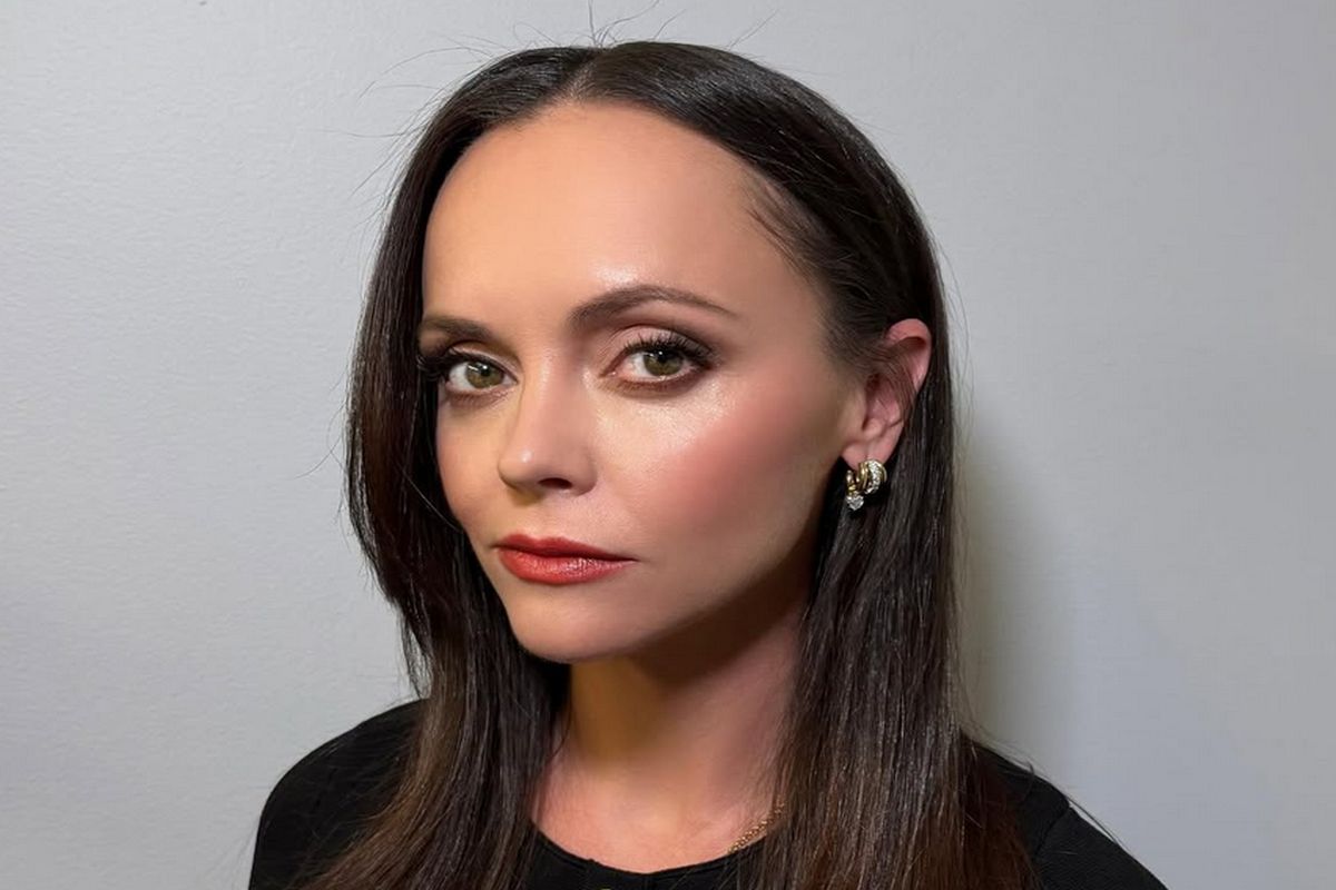 Christina Ricci comemora estrela na Calçada da Fama de Hollywood