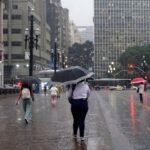 Chuva causa alagamentos e provoca transtornos em São Paulo