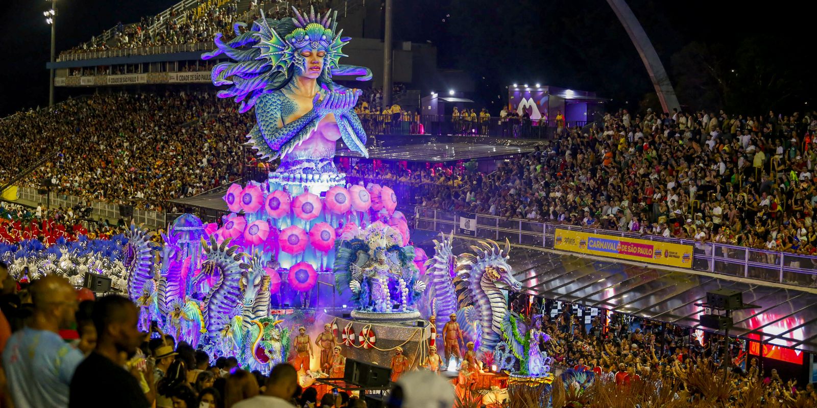 Sete escolas de samba abrem os desfiles no Sambódromo do Anhembi