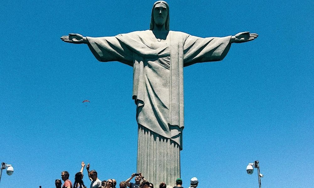 Homem sofre mal-estar e morre nas escadarias do Cristo Redentor