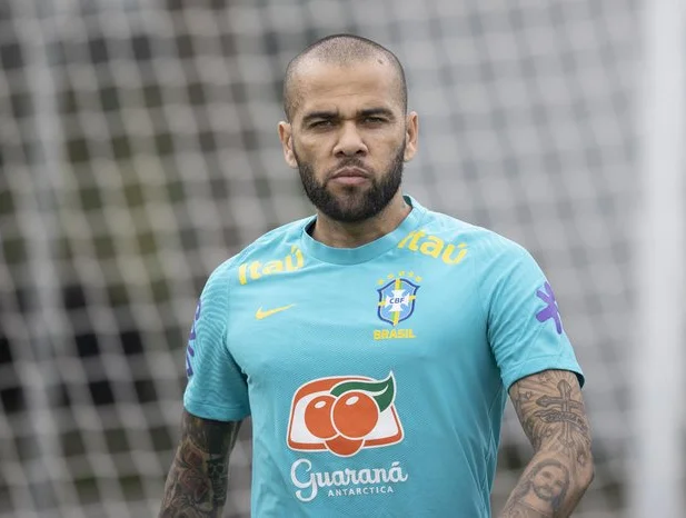 Último clube de Daniel Alves pede R$ 29 milhões de indenização do ex-jogador