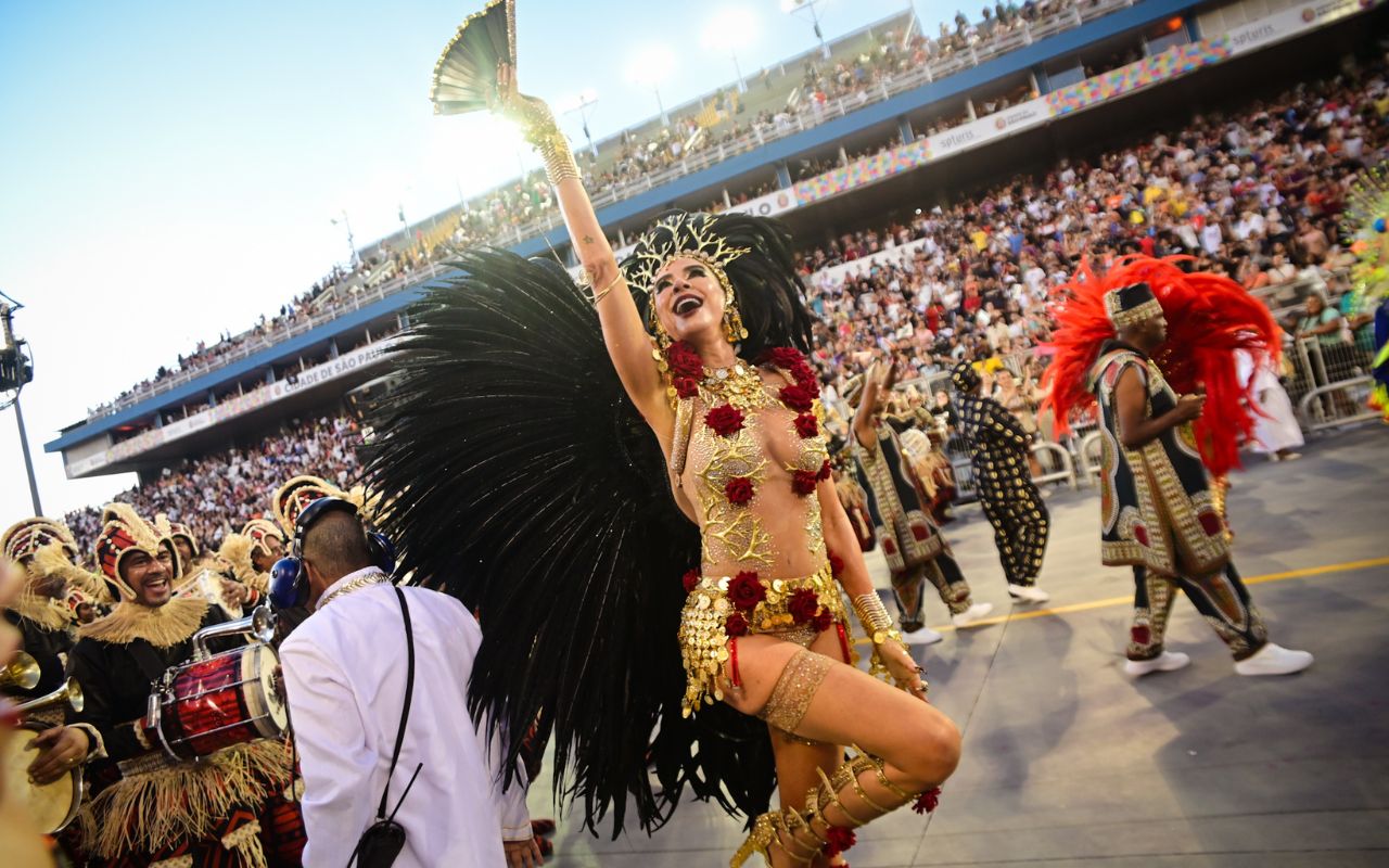 Com Luciana Gimenez, Vai-Vai leva o teatro para o Sambódromo