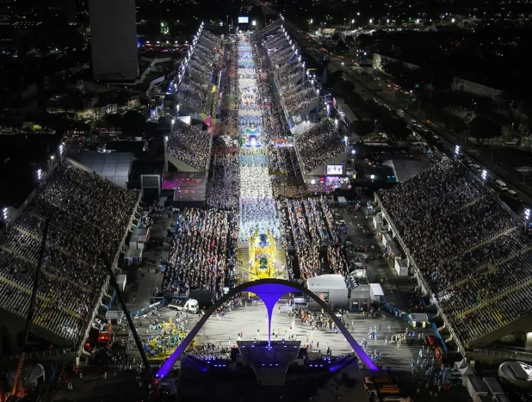 Camarotes na Sapucaí são multados após “altinha” durante desfile e som alto