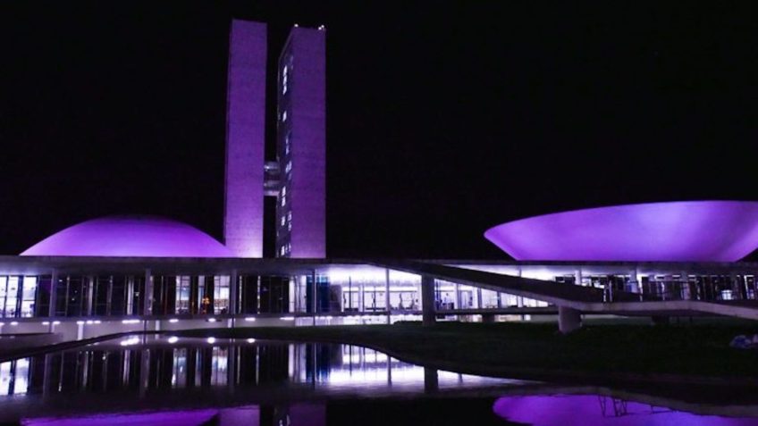 Congresso iluminado de lilás faz homenagem ao Dia da Mulher