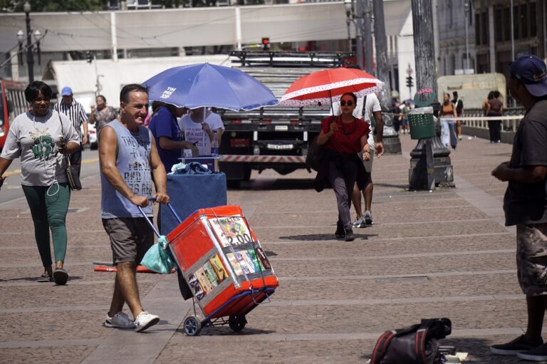 Defesa Civil alerta para altas temperaturas durante o Carnaval e dá dicas para curtir a folia sem preocupações