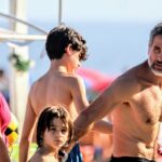 Eriberto Leão curte manhã em família na praia após final de novela