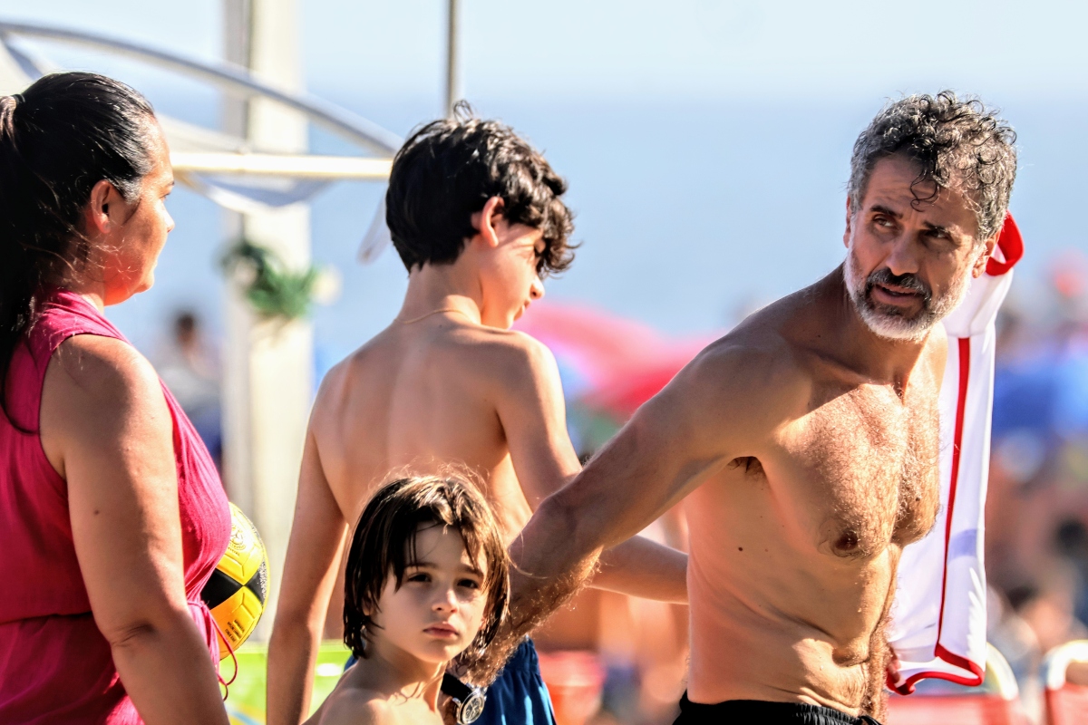 Eriberto Leão curte manhã em família na praia após final de novela