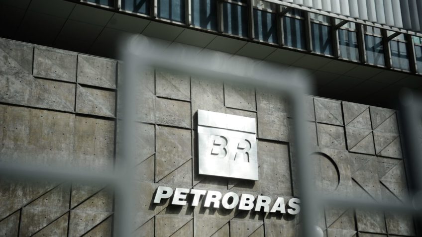 Petroleiros convocam greve de 24 horas para 26 de março