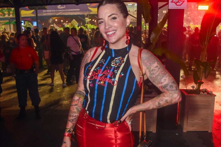 Ex-BBB Clara Aguilar usa look usado e impacta o Carnaval