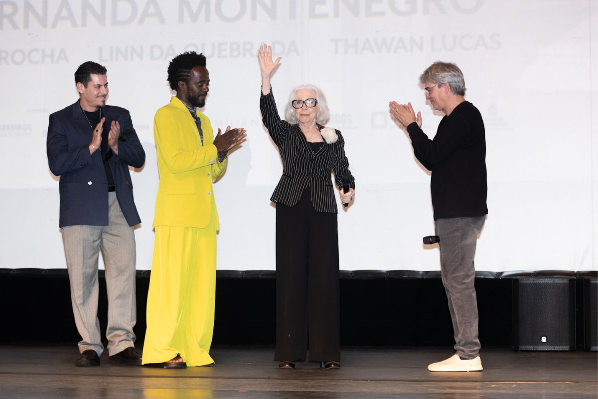 Fernanda Montenegro se emociona em pré-estreia de Vitória