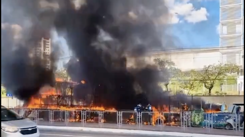 Incêndio destrói carros alegóricos em São Paulo; assista