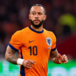 Depay exalta futebol brasileiro à imprensa holandesa: “Talento, luta, fisicalidade”