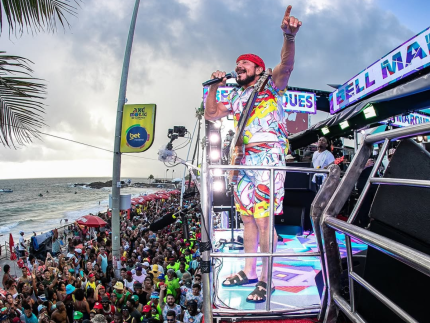 Bell Marques interrompe show de Carnaval e expulsa folião por briga: “Não permito”