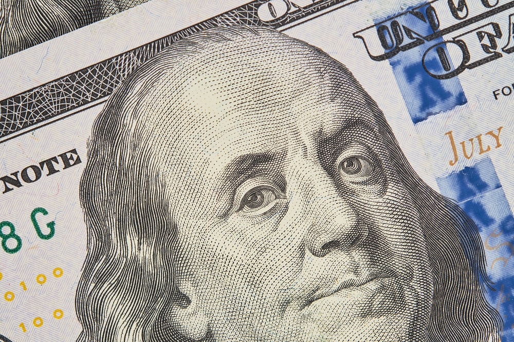 Dólar cai a R$ 5,75 após Trump isentar montadoras americanas de pagar tarifas sobre importações do México e Canadá