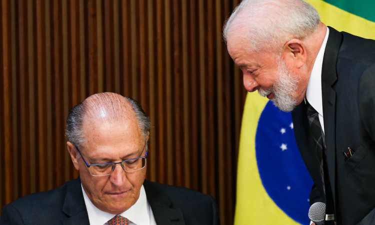 Governo Federal pede adiamento de tarifa de aço e alumínio aos EUA