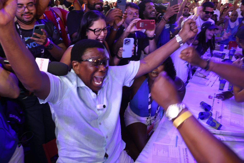 ‘Vou me aposentar com chave de ouro’, celebra Neguinho da Beija-Flor após escola garantir o título