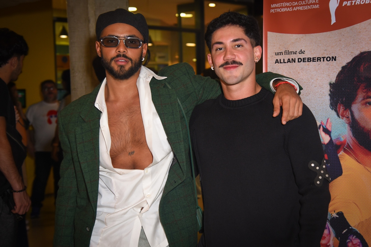 Gabriel Fuentes e Vittor Fernando aparecem juntos em première