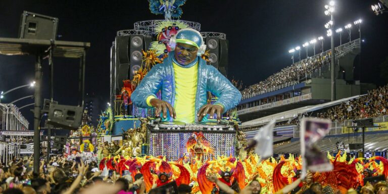 Afoxé Filhos da Coroa de Dadá abre segundo dia de desfiles em SP