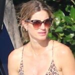 Gisele Bündchen leva bebê e cachorro para passear