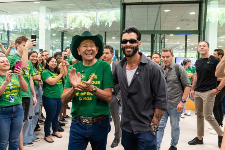 Gusttavo Lima visita a Havan