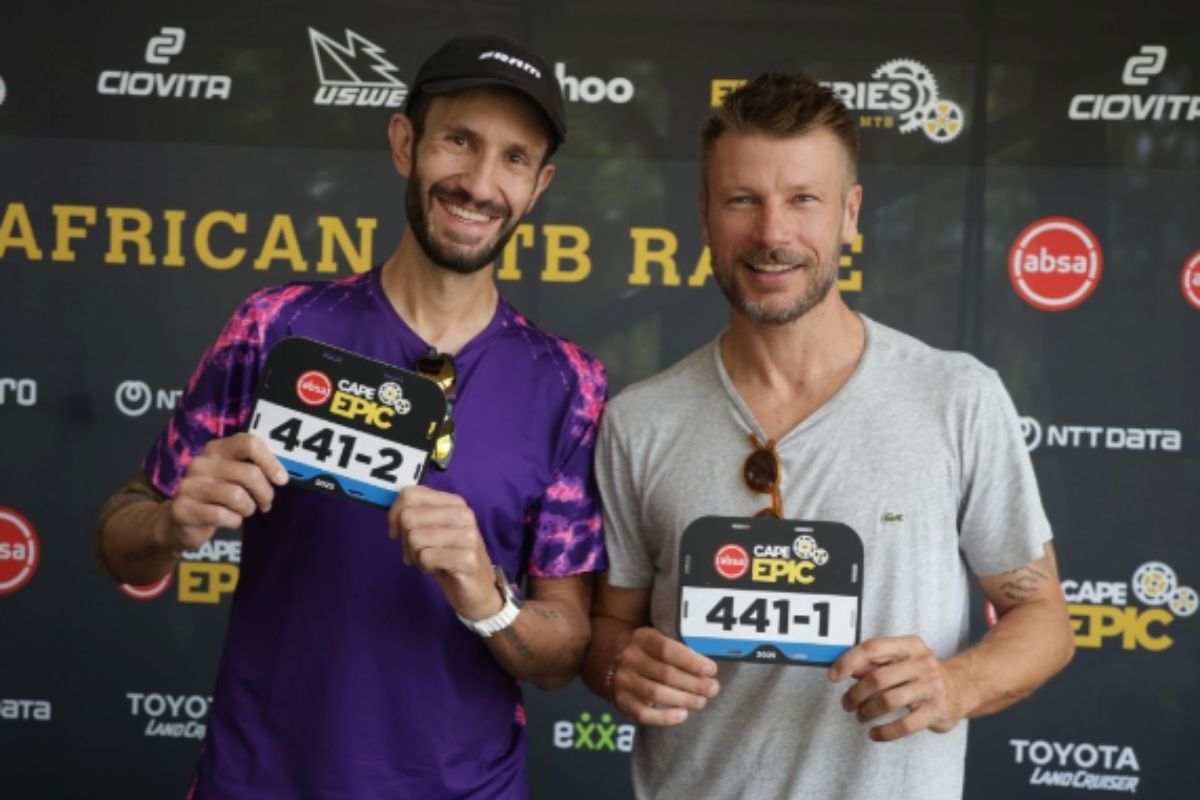 Rodrigo Hilbert participa de maratona de bike na África