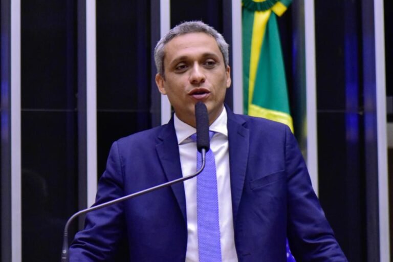Comissão aprova controle do Legislativo sobre bloqueio de redes sociais de parlamentares