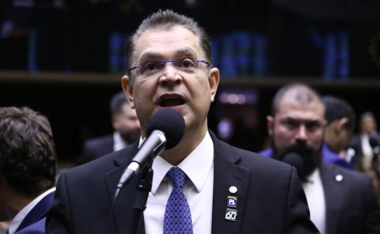 PL cogita lançar mulher que pichou estátua como candidata e pede revisão de prisões do 8 de Janeiro