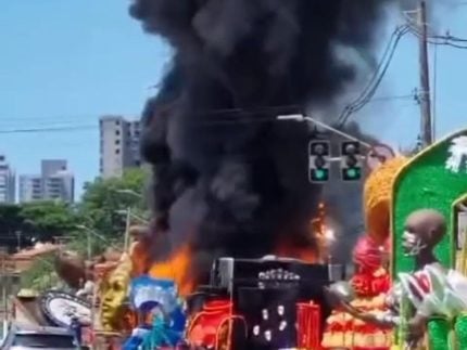 Incêndio atinge alegorias de duas escolas de samba antes de desfile em São Paulo